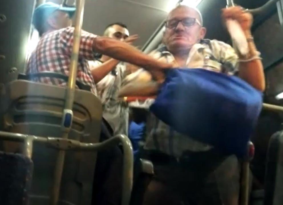 Edirne'de maskesiz yolcu, kendisini uyaranları yumrukladı