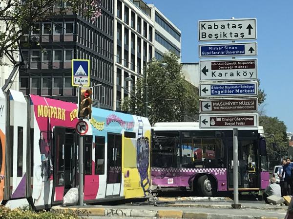 İstanbul'da tramvay ile halk otobüsü çarpıştı