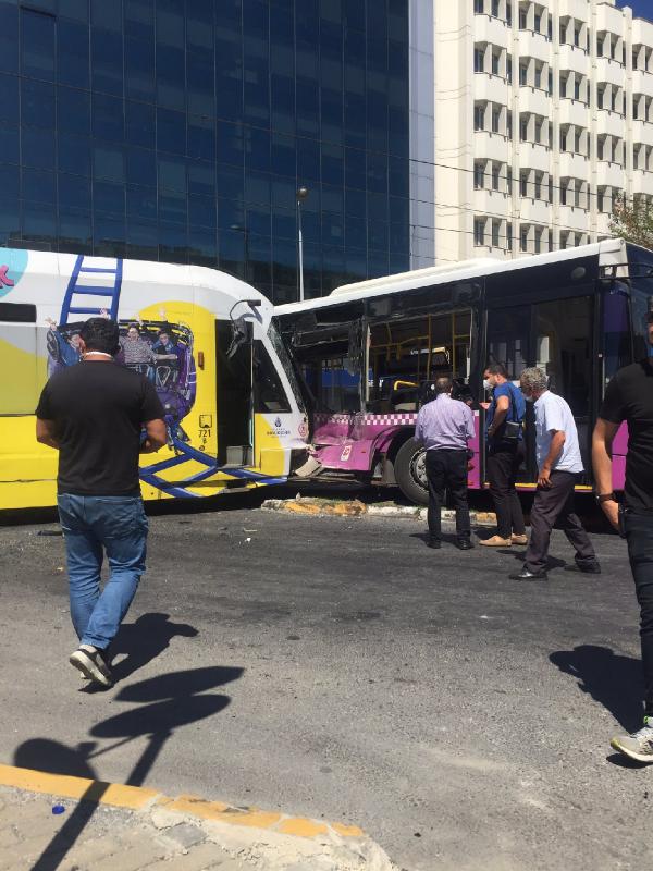 İstanbul'da tramvay ile halk otobüsü çarpıştı