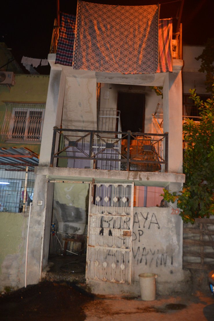Adana'da kendini evine kilitleyip evini yakan şahıs dumandan zehirlendi