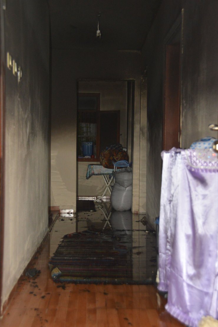 Adana'da kendini evine kilitleyip evini yakan şahıs dumandan zehirlendi