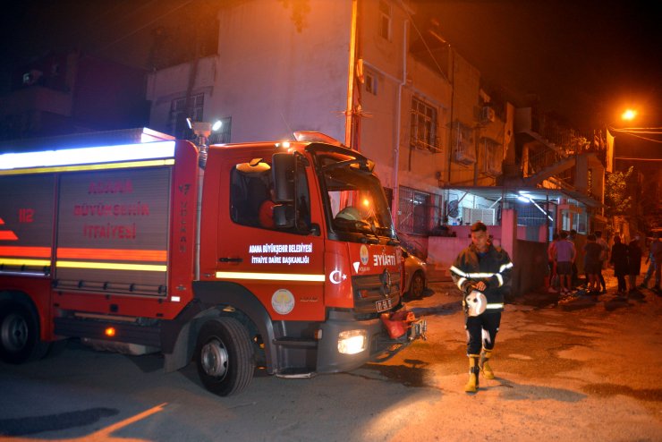Adana'da kendini evine kilitleyip evini yakan şahıs dumandan zehirlendi
