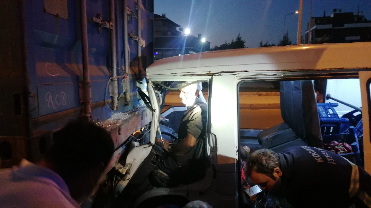 Kocaeli'de korkunç kaza: Sürücü araç içinde sıkıştı!