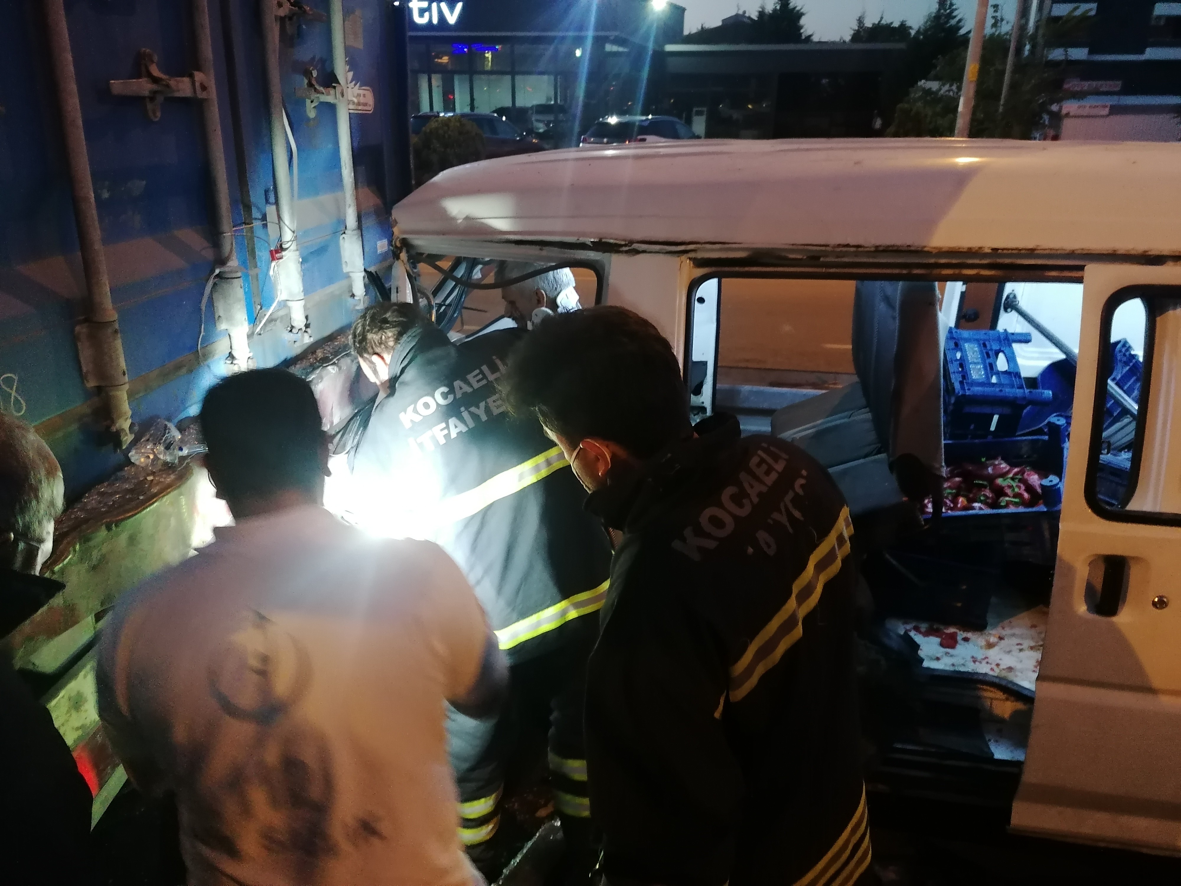 Kocaeli'de korkunç kaza: Sürücü araç içinde sıkıştı!