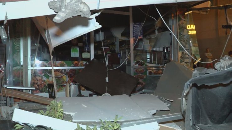 Ataşehir'de bir otomobil önce çöp konteynerine çarptı sonra cadde üzerindeki restorana daldı