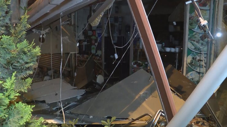 Ataşehir'de bir otomobil önce çöp konteynerine çarptı sonra cadde üzerindeki restorana daldı