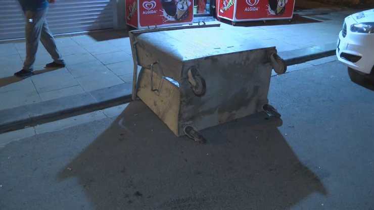 Ataşehir'de bir otomobil önce çöp konteynerine çarptı sonra cadde üzerindeki restorana daldı