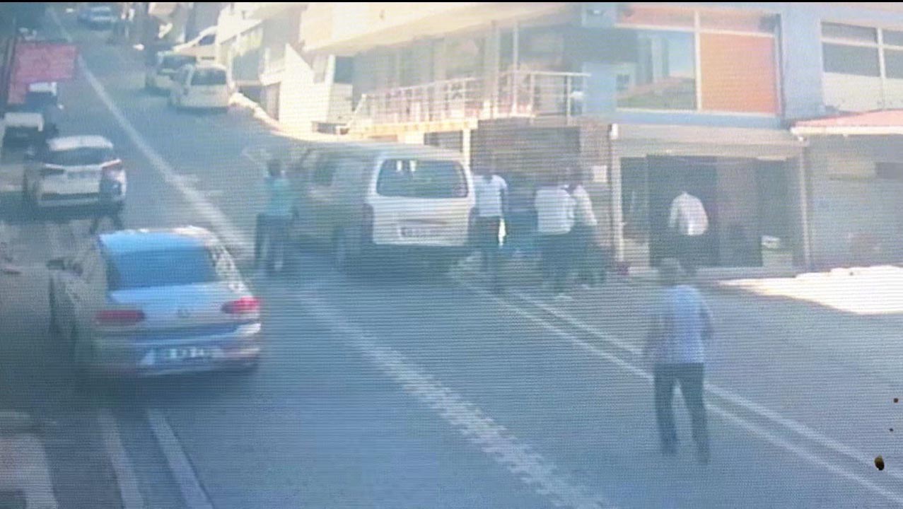 Esenyurt karıştı! Adres sordular meydan dayağı yediler