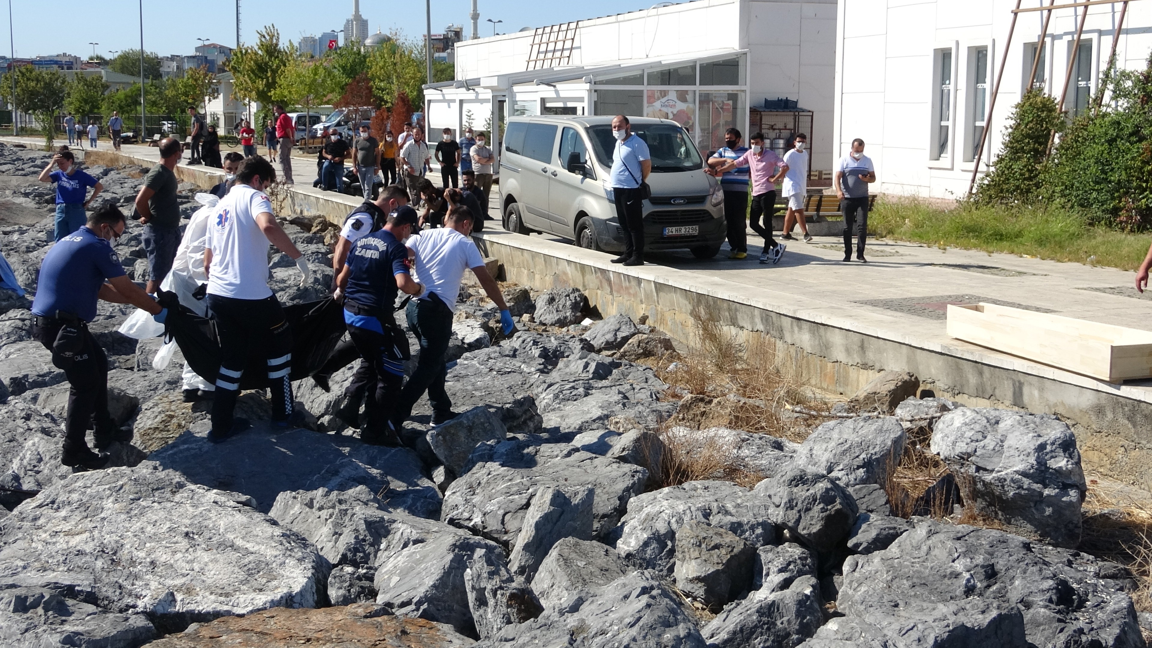 Pendik'te 24 yaşındaki genç, boğazına halat sarılı halde bulundu