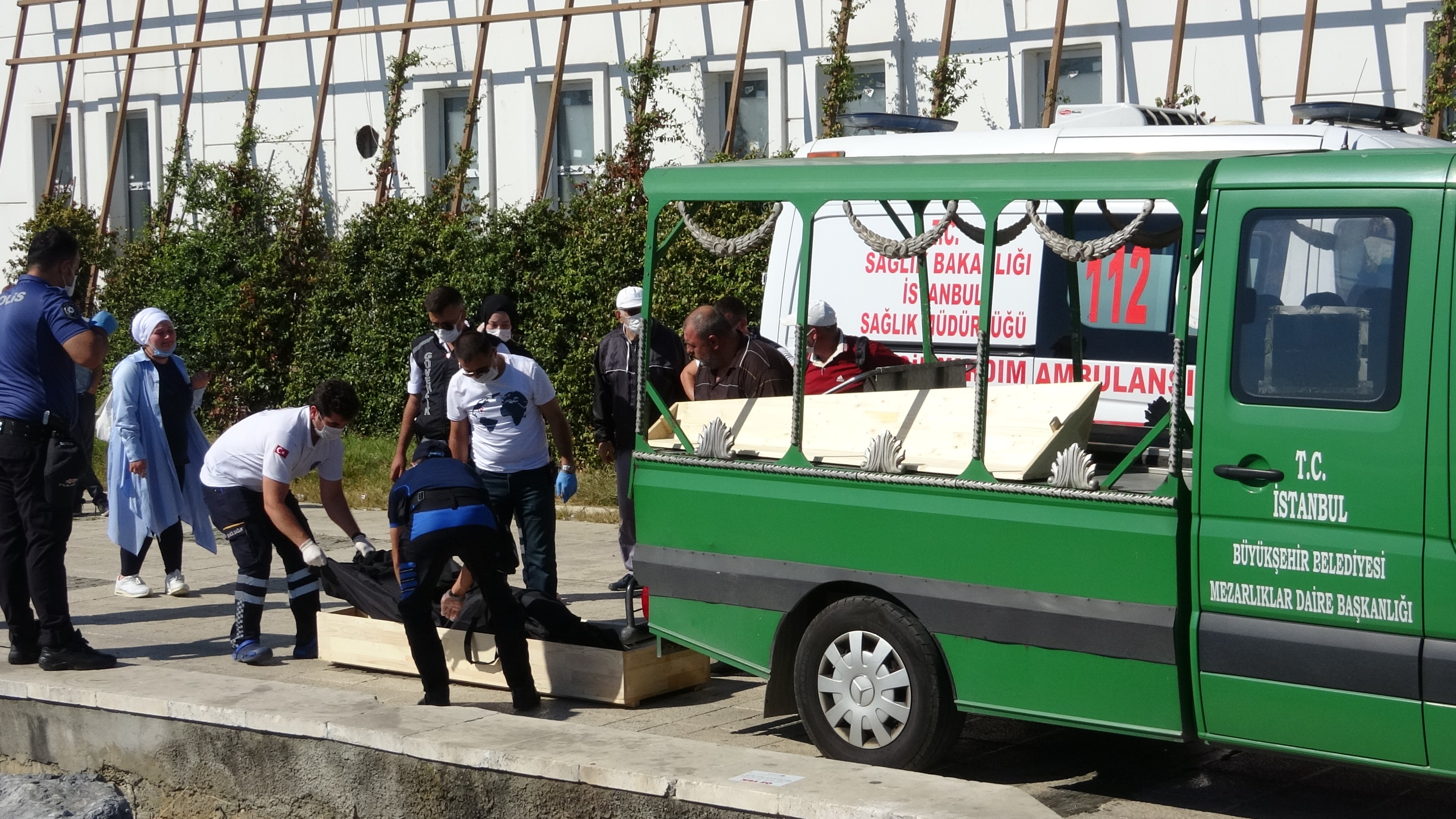 Pendik'te 24 yaşındaki genç, boğazına halat sarılı halde bulundu