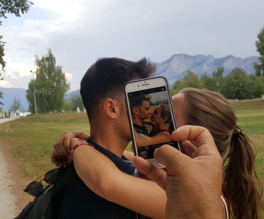 Ünlü motosikletçi, 11 yıldır gizli ilişkisi olduğu üvey kardeşiyle nişanlandı!