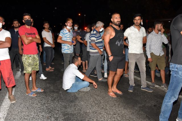 Aydın'da kazada yakınları ölünce yolu trafiğe kapattılar