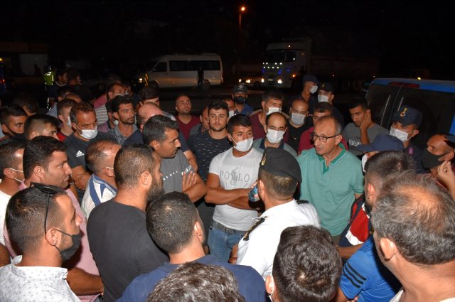 Aydın'da kazada yakınları ölünce yolu trafiğe kapattılar