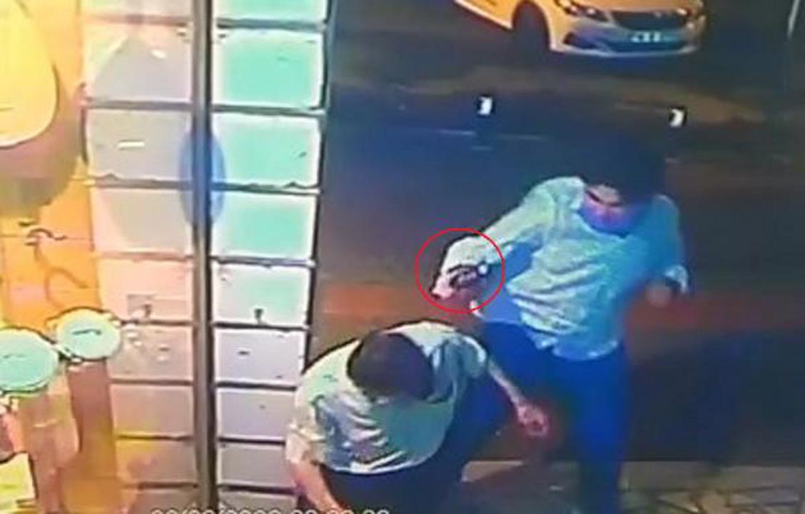 Kız arkadaşını taciz eden adamı döve döve öldürdü! 