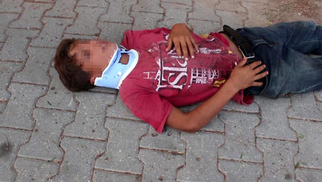 Adana'da bahçesinden su içmek isteyen çocuğu sopayla dövdü