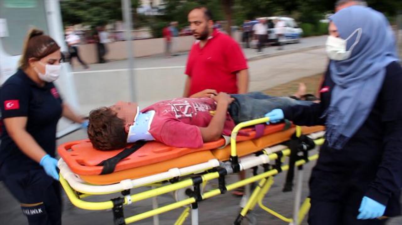 Adana'da bahçesinden su içmek isteyen çocuğu sopayla dövdü