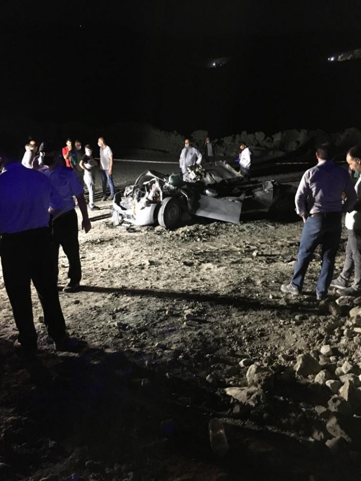 Bursa'da kamyonun üzerinden geçtiği kamyonetteki yolcu öldü