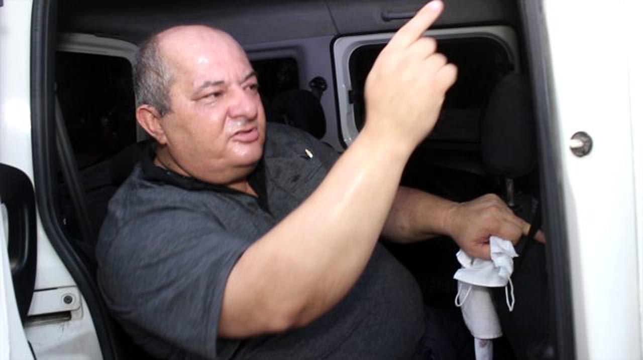 Adana'da bahçesinden su içmek isteyen çocuğu sopayla dövdü