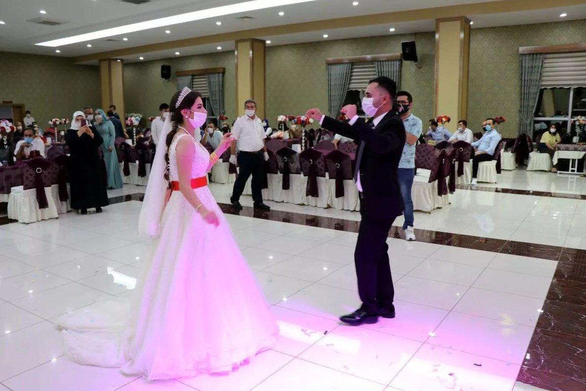 Türkiye'de düğünler ertelendi mi, yasaklandı mı? Düğünler kaç saat olacak?