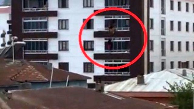 17 yaşındaki kız cam silmek isterken 4.kattan düştü