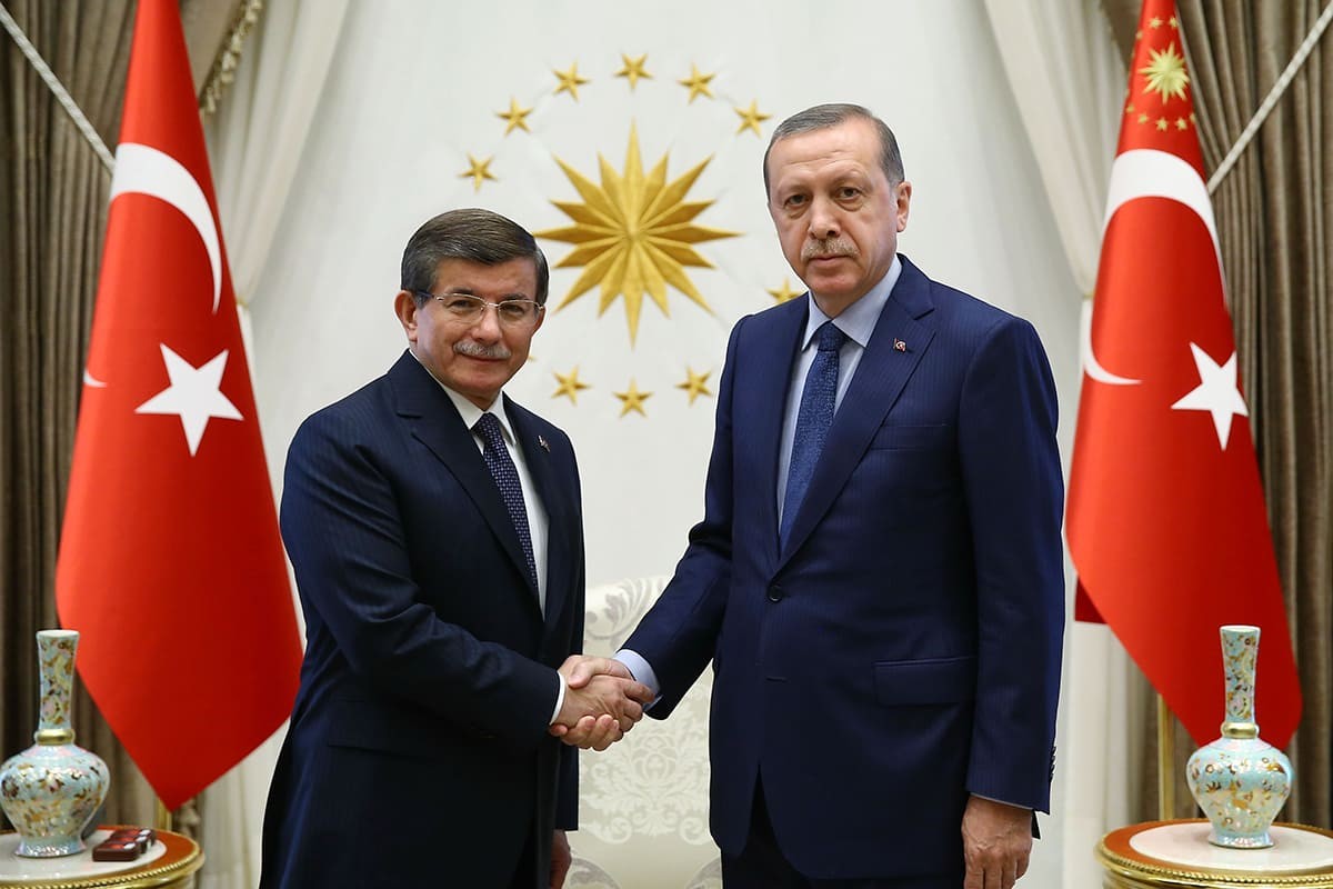 Davutoğlu'nun Cumhurbaşkanı eleştirisi Yunanistan'da manşet oldu