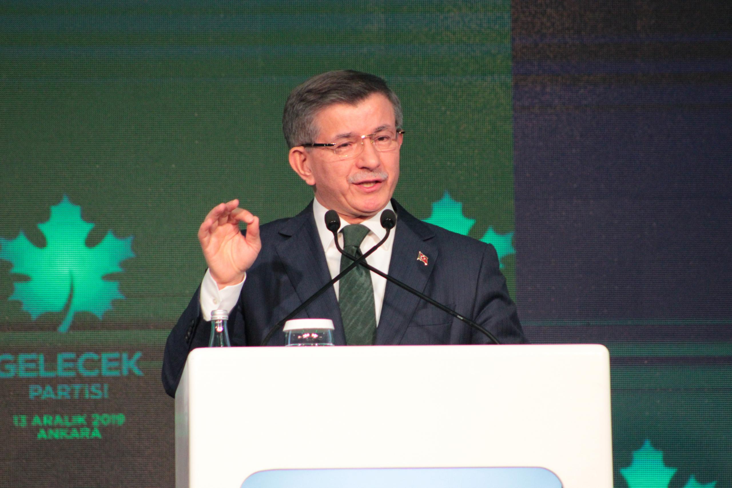 Davutoğlu'nun Cumhurbaşkanı eleştirisi Yunanistan'da manşet oldu