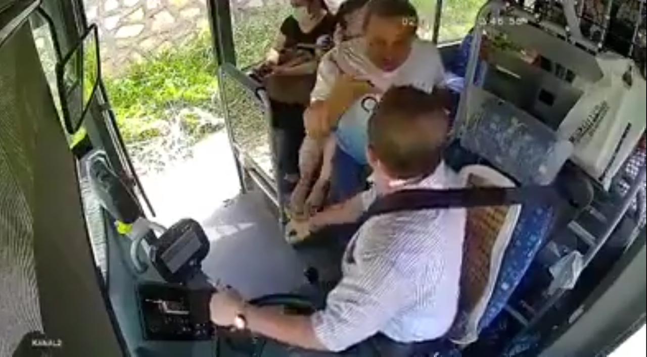 Maskesiz araca binen yolcu kendisini uyaran şoförü dövdü