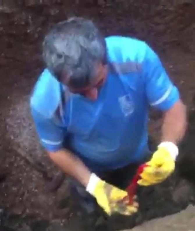 Altınlarını lavaboya düşürünce yolu kazdırdı!