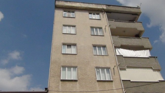 Altınlarını lavaboya düşürünce yolu kazdırdı!