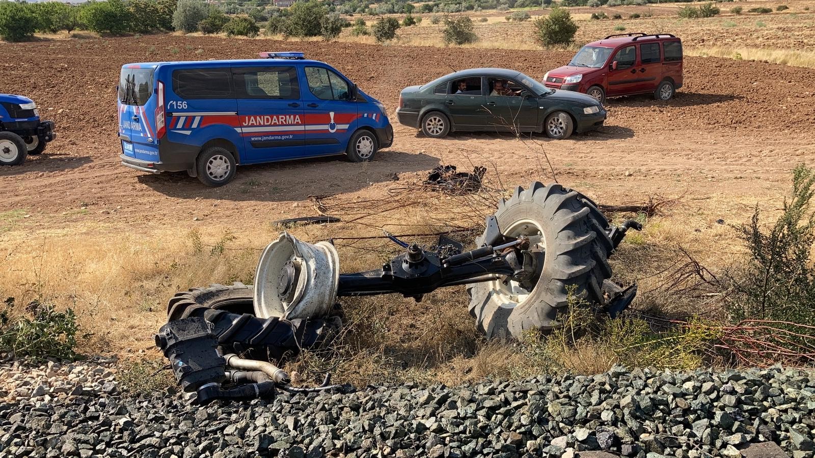 Elazığ'da tren kazası, trenin çarptığı traktör ikiye bölündü