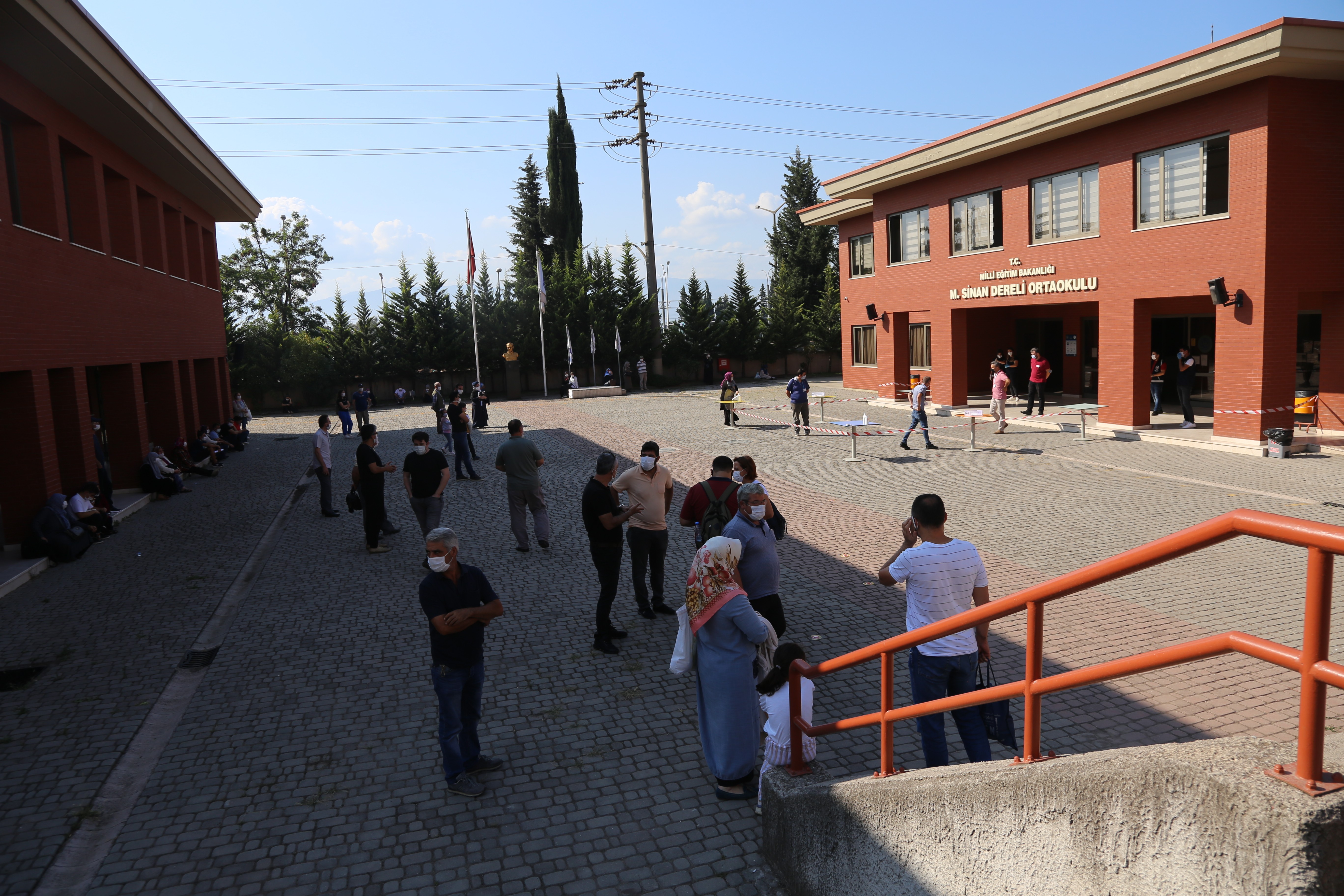 KPSS mağduru genç, içeri girebilmek için dakikalarca dil döktü!