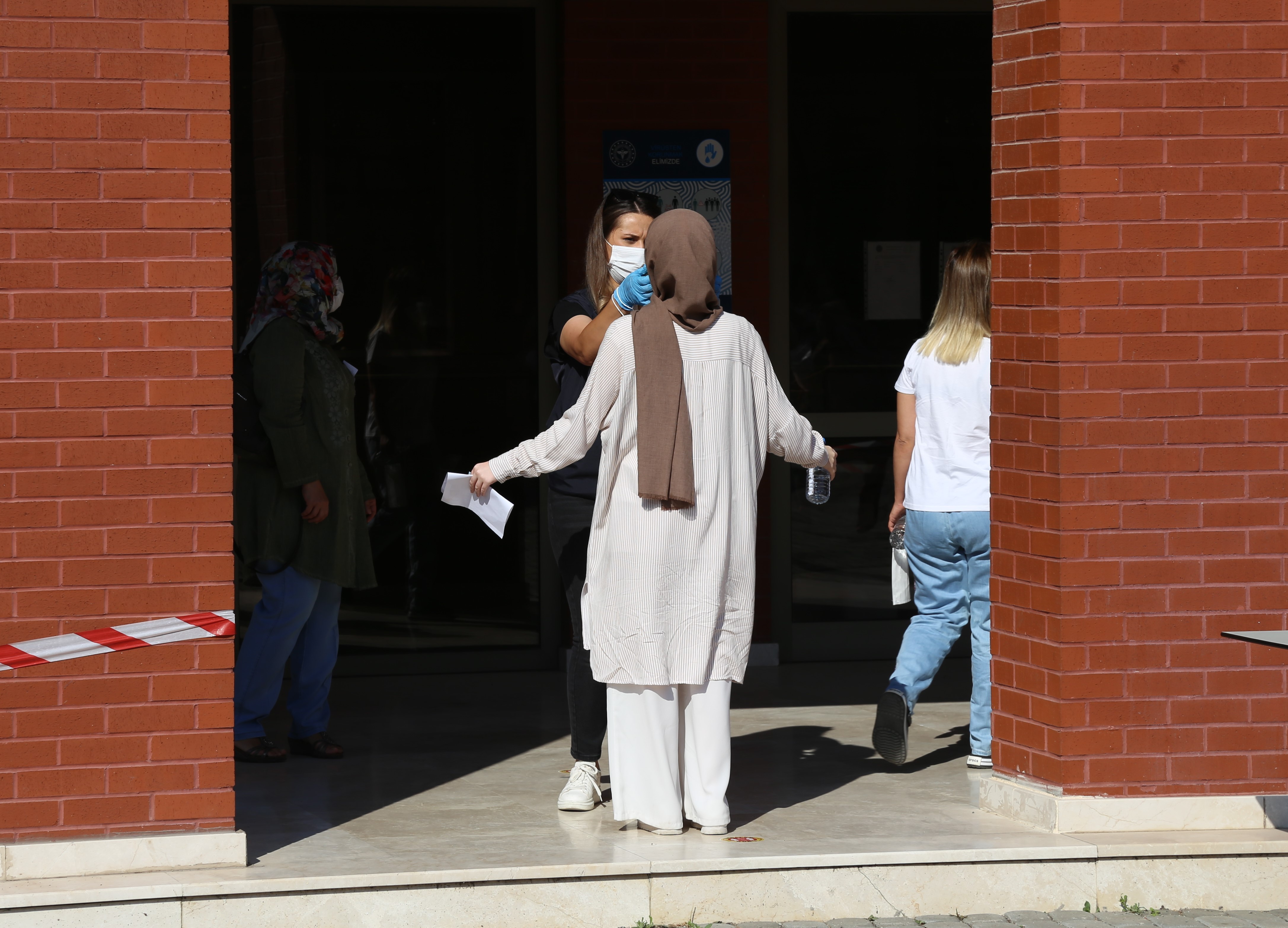 KPSS mağduru genç, içeri girebilmek için dakikalarca dil döktü!