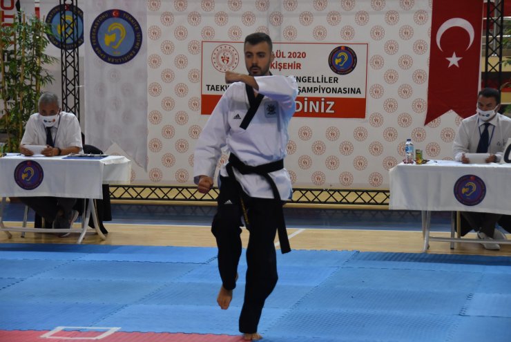 İşitme Engelliler Tekvando Poomsae Türkiye Şampiyonası Şehit Anıl Gül Spor Salonu'nda başladı