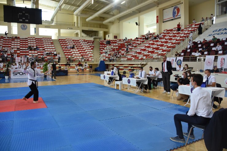 İşitme Engelliler Tekvando Poomsae Türkiye Şampiyonası Şehit Anıl Gül Spor Salonu'nda başladı