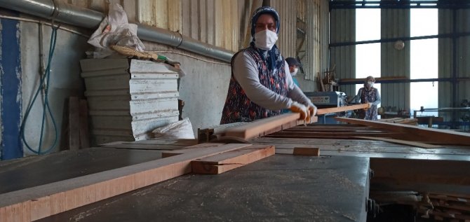 Karabük'ün Yenice ilçesinde Kereste fabrikasında çalışan kadınlar ekmeğini taştan çıkartıyor
