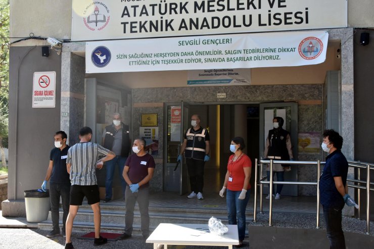 KPSS sınavına geç gelen 1 kişi, sinirlenerek sınav kağıdını çöpe attı