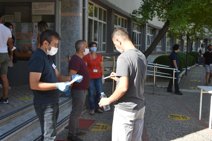 KPSS sınavına geç gelen 1 kişi, sinirlenerek sınav kağıdını çöpe attı