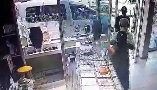 Adana'da yüzü maskeli soyguncular 29 saniyede kuyumcuyu soydu