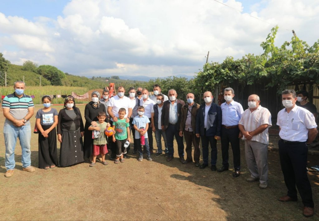 Sakarya Valisi işçilerle fındık toplayarak 'Birlik ve beraberlik' mesajı verdi