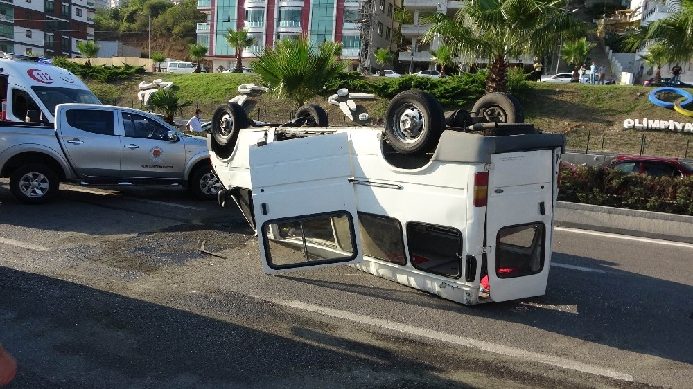 Samsun'da minibüs ile otomobil çarpıştı: 12 yaralı