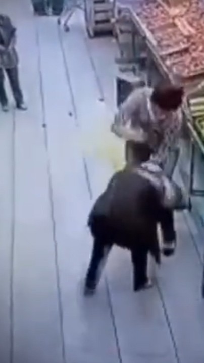 Market çalışanı görev başında defalarca bıçaklandı