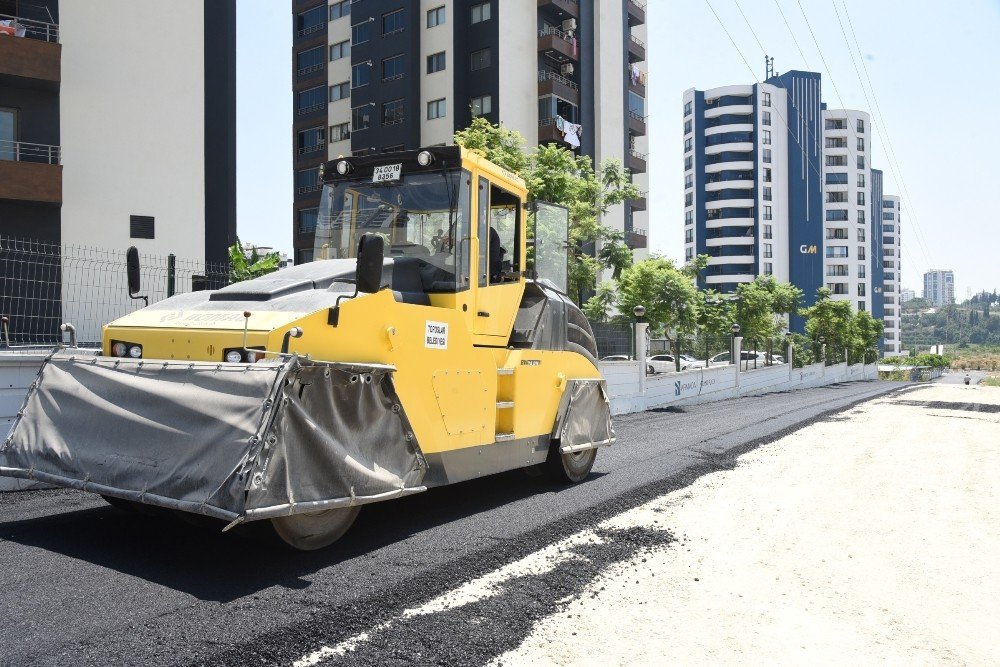 Toroslar’da yol çalışması: 26 mahallede 240 bin ton asfalt serildi