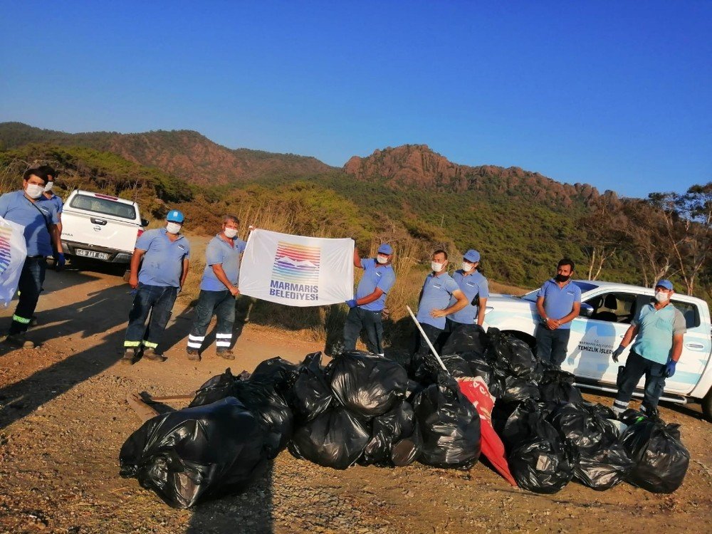 Marmaris Belediyesinden dev temizlik hizmeti: Yollardan tobalarca çöp toplandı