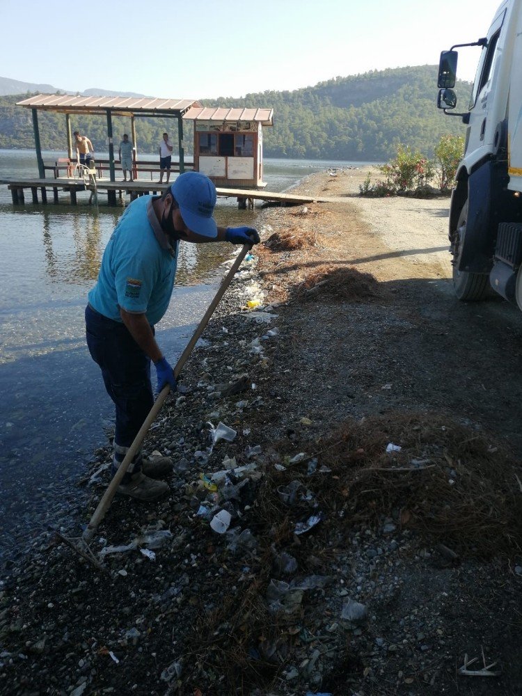 Marmaris Belediyesinden dev temizlik hizmeti: Yollardan tobalarca çöp toplandı
