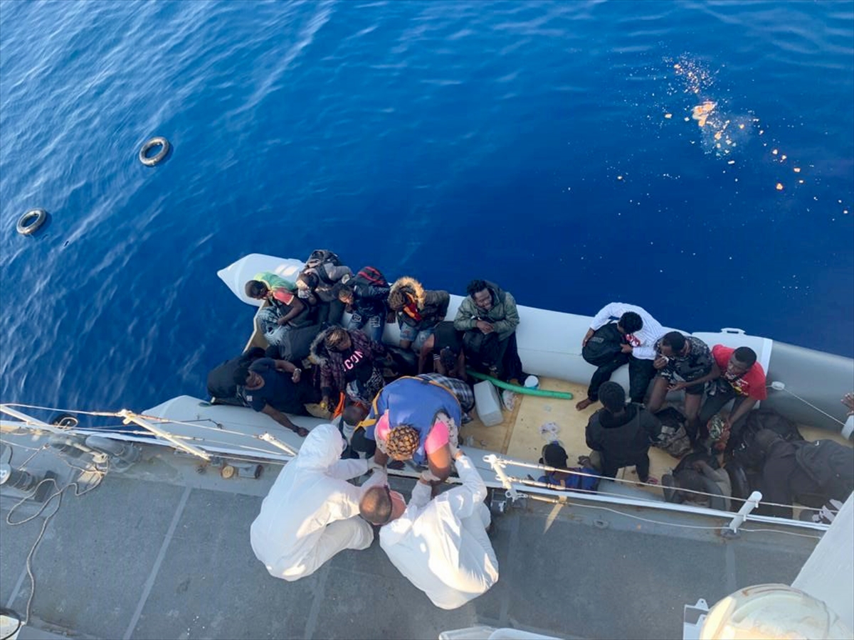 Yunan sahil güvenlik unsurları tarafından Türk sularına itilen 19 sığınmacı kurtarıldı