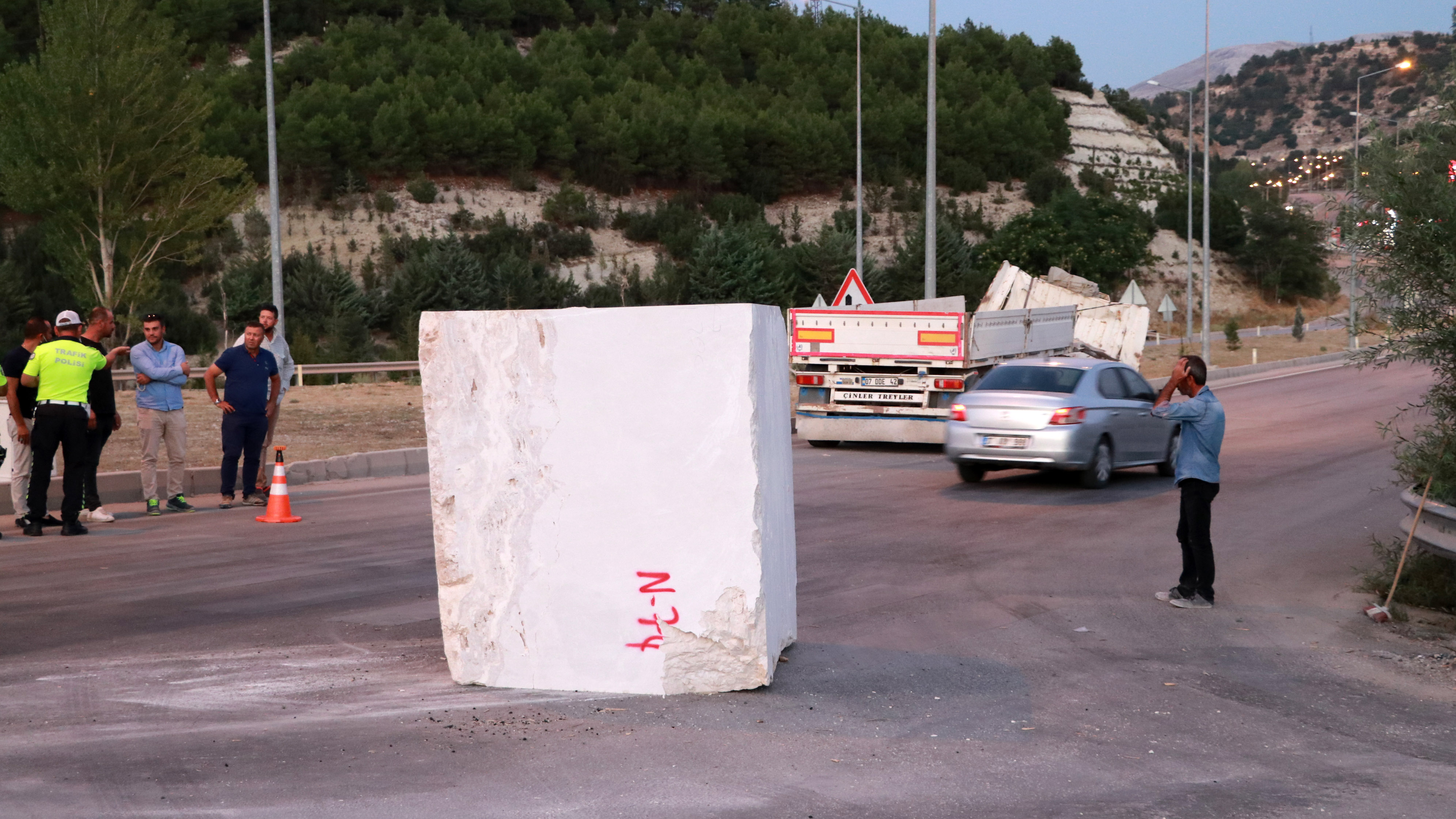 18,7 ton mermer blok yola düştü