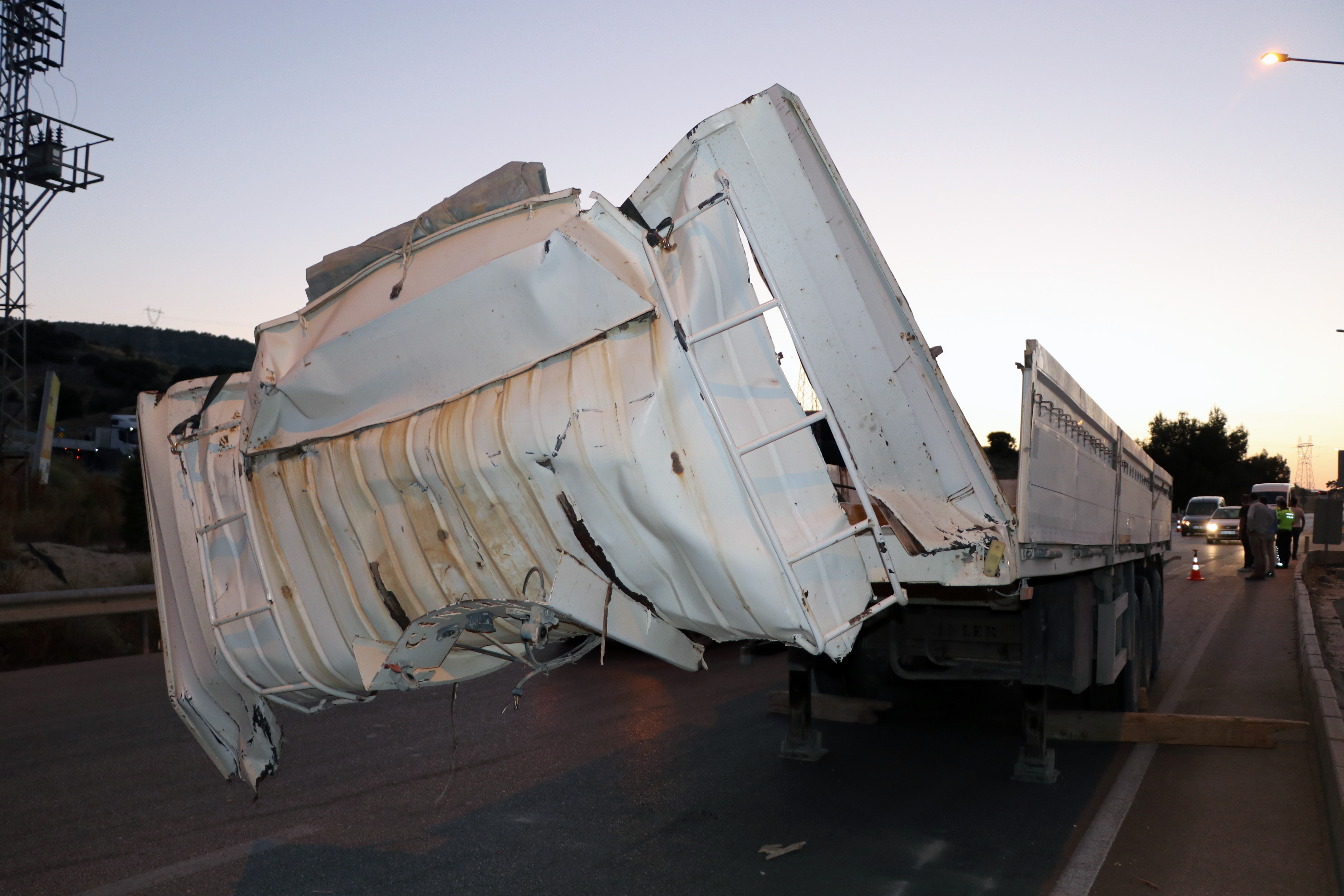 18,7 ton mermer blok yola düştü