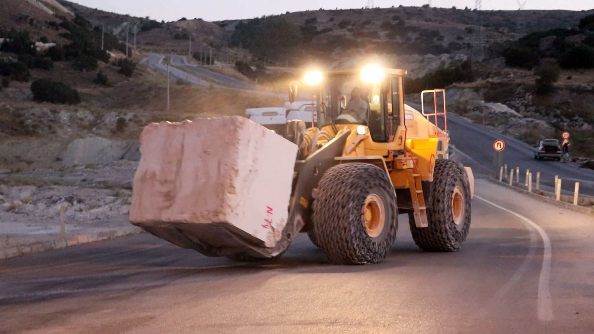 18,7 ton mermer blok yola düştü