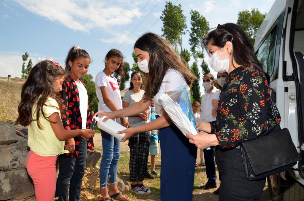 Muş'ta internet erişimi olmayan yayladaki çocuklara destek