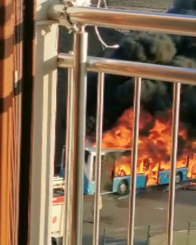 Tuzla’da park halindeki özel halk otobüsü alev topuna döndü